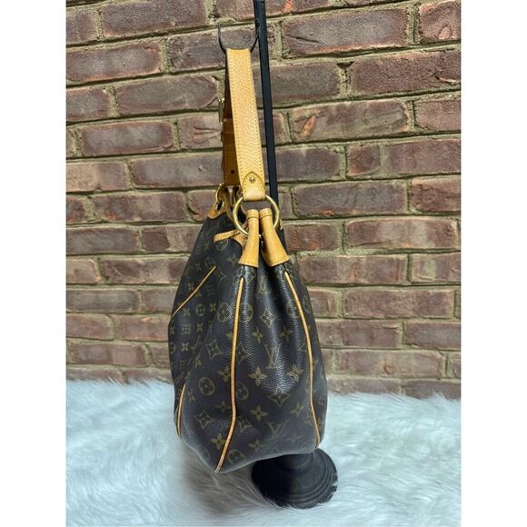 Louis Vuitton Authentic Monogram Galleria PM Bag - Picture 5 of 15